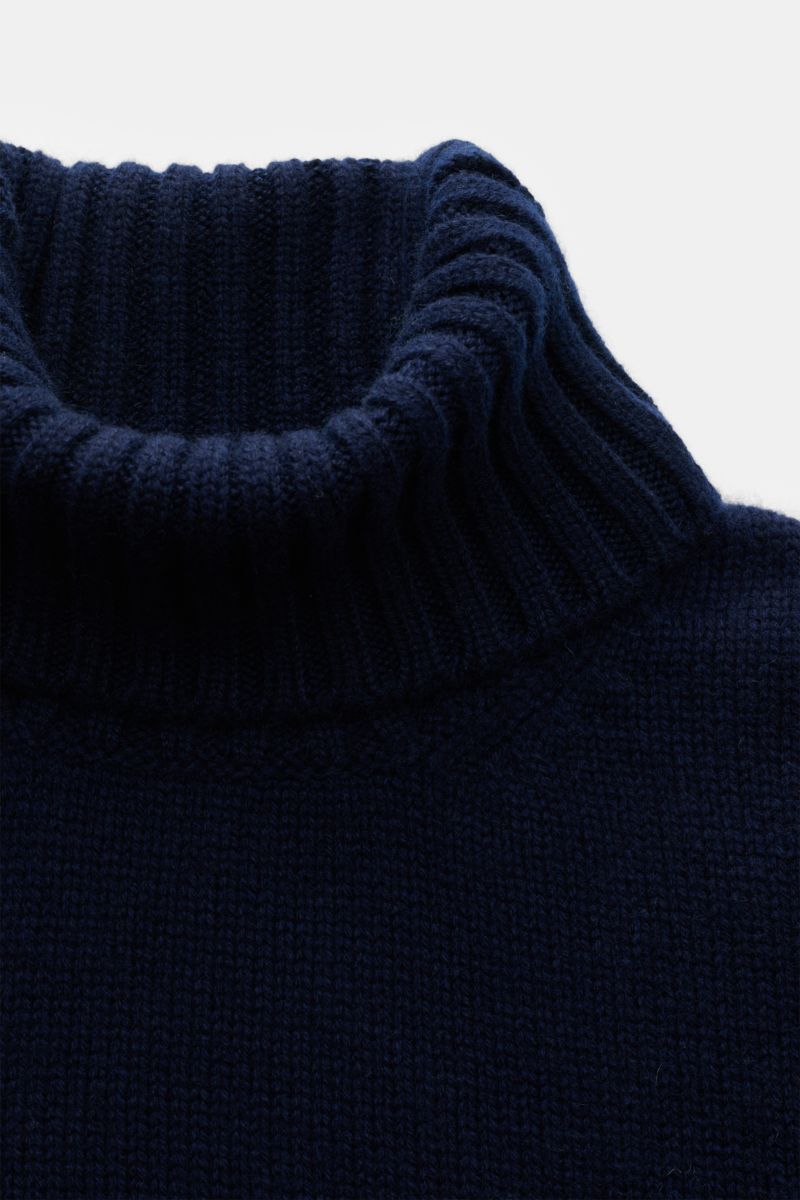 Fedeli Cashmere Rollkragenpullover navy im Close-up von oben, weicher Griff, mittelfeines Strickbild, Slim Fit, reiner Cashmere, Rippstrick-Kragen und flexible Bündchen.