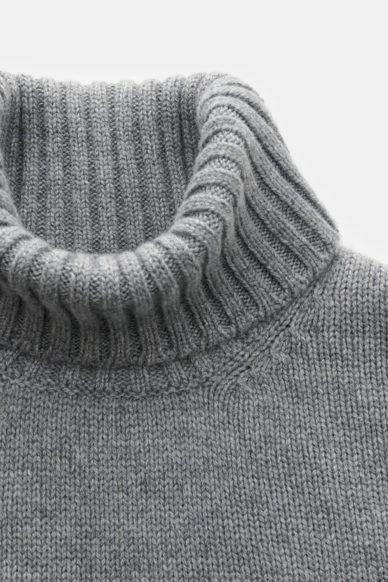 Fedeli Cashmere Rollkragenpullover grau meliert, mittelfeines Strickbild, weicher Griff, Slim Fit, Rollkragen in Rippstrick, flexible Rippbündchen, Nahaufnahme von oben.