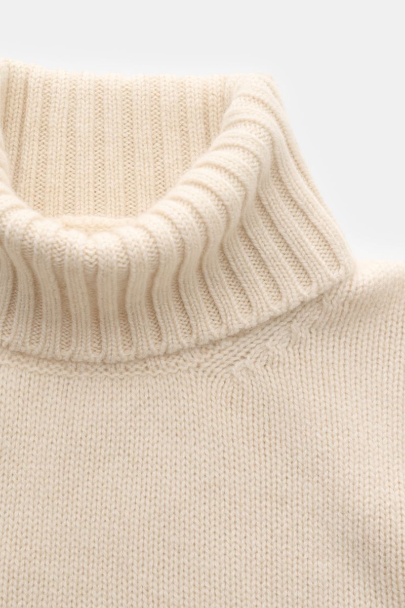 Fedeli Cashmere Rollkragenpullover creme, Detailaufnahme von oben, reiner Cashmere, weicher Griff, mittelfeines Strickbild, Slim Fit, Rollkragen in Rippstrick, flexible Rippbündchen.