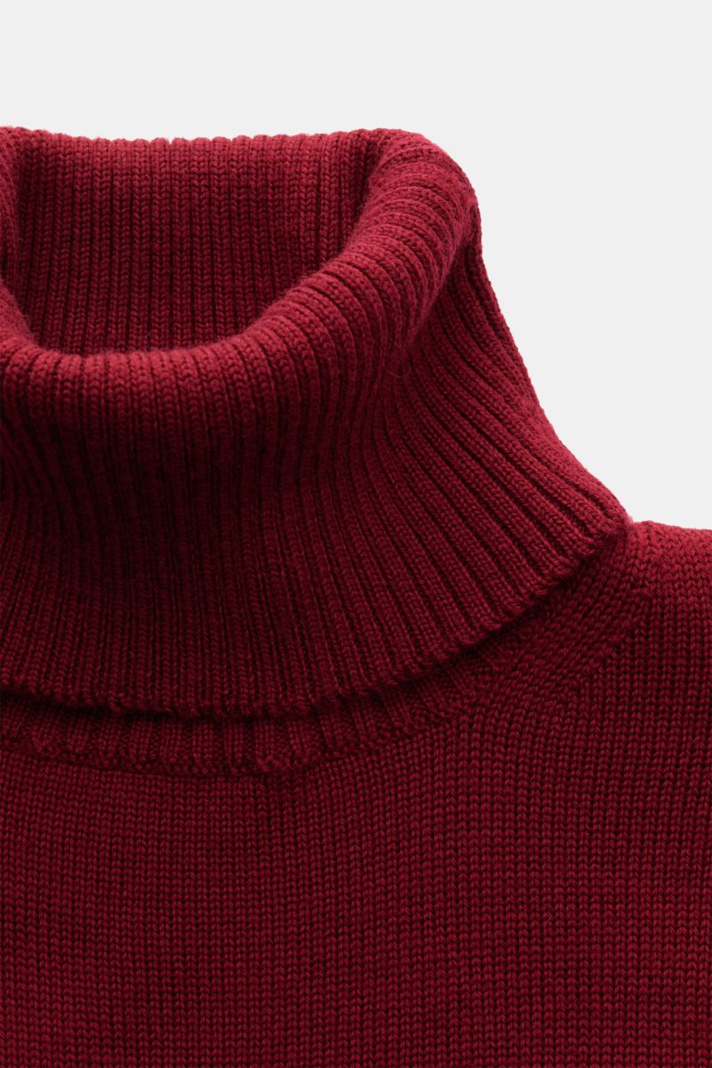 Nahaufnahme des B.F. Knitwear Merino Rollkragenpullovers dunkelrot von schräg vorne, weicher, mittelfeiner Slim Fit aus reiner Merinowolle.