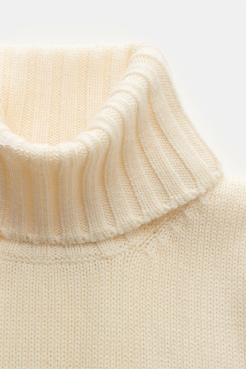 B.F. Knitwear Merino Rollkragenpullover creme, Detailaufnahme von oben, reine Merinowolle, weicher Griff, fully fashioned, mittelgrobes Strickbild, Slim Fit, gerippter Rollkragen, flexible Rippbündchen.
