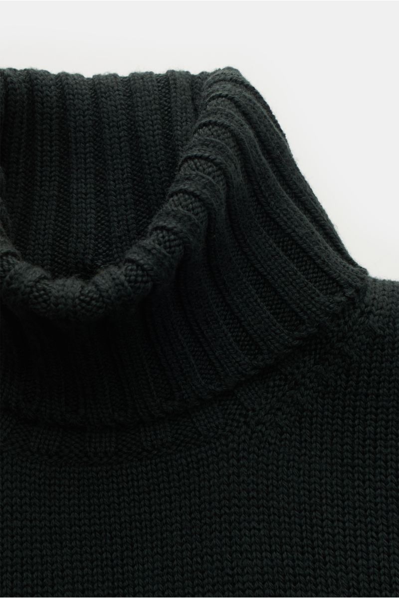 B.F. Knitwear Merino Rollkragenpullover dunkelgrün, Nahaufnahme von oben, reine Merinowolle, weicher Griff, fully fashioned, mittelgrobes Strickbild, Slim Fit, gerippter Rollkragen, flexible Rippbündchen.