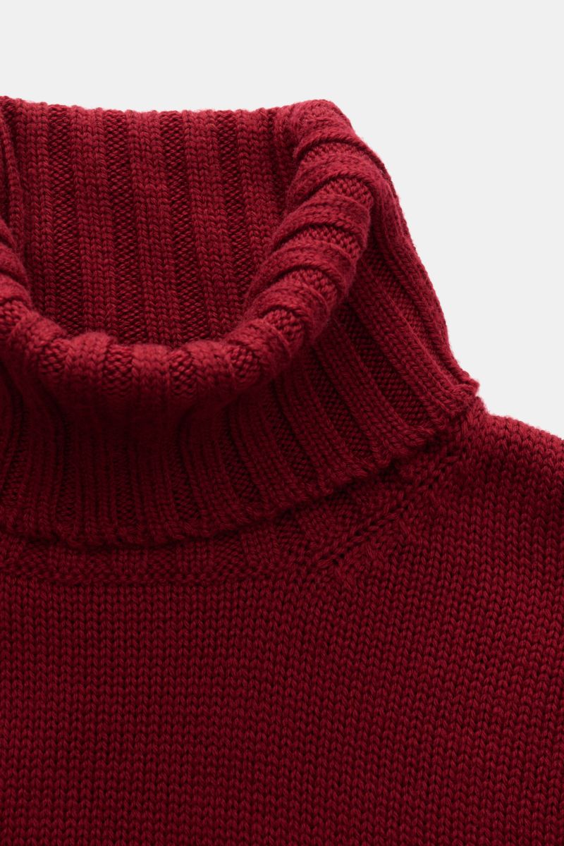 B.F. Knitwear Merino Rollkragenpullover dunkelrot, Nahaufnahme von oben, reine Merinowolle, weicher Griff, fully fashioned, mittelgrobes Strickbild, Slim Fit, gerippter Rollkragen, flexible Rippbündchen.