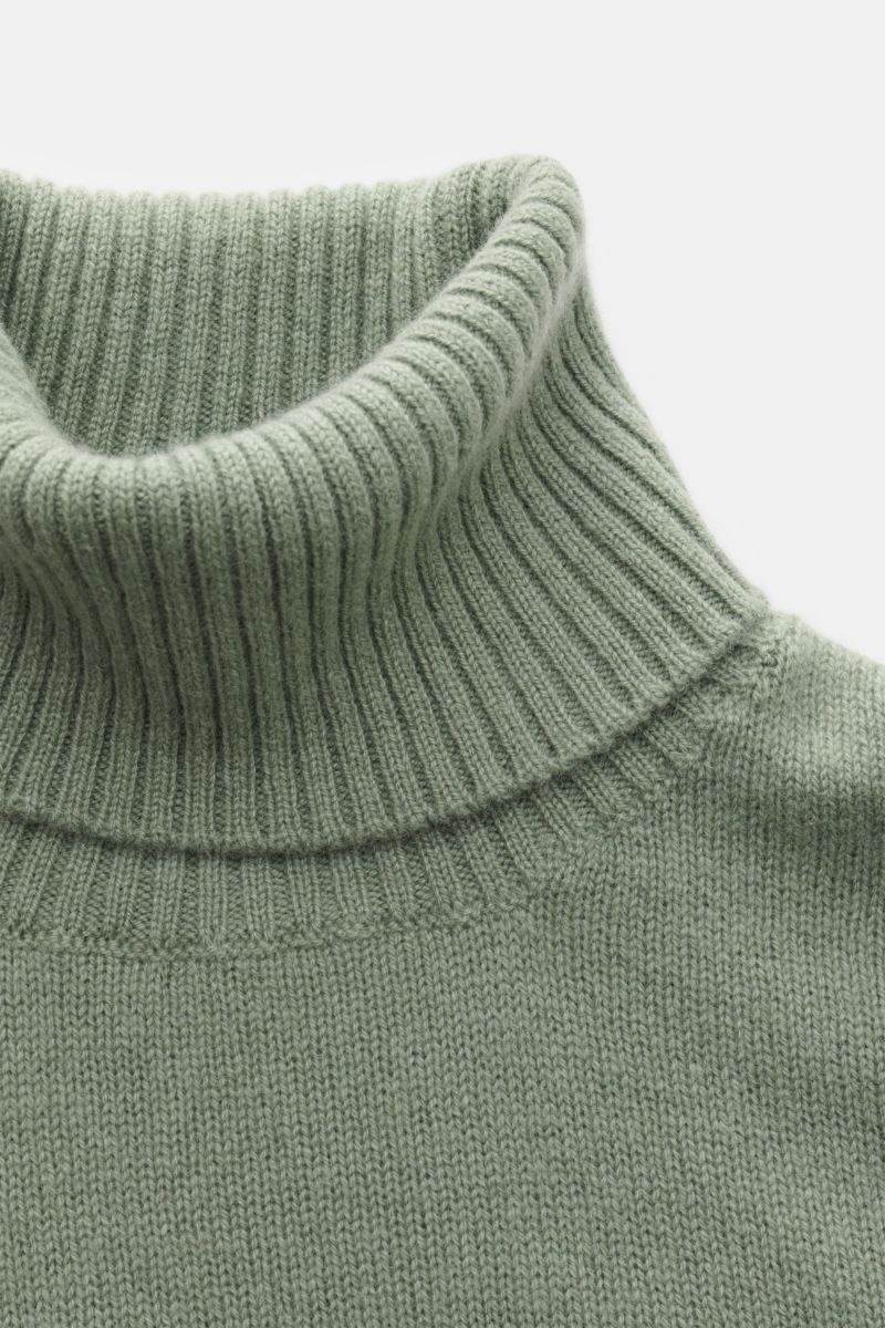 04651/ A trip in a bag Cashmere Rollkragenpullover graugrün, Nahaufnahme von oben, weicher Griff, feines Strickbild, Rollkragen und Rippbündchen.