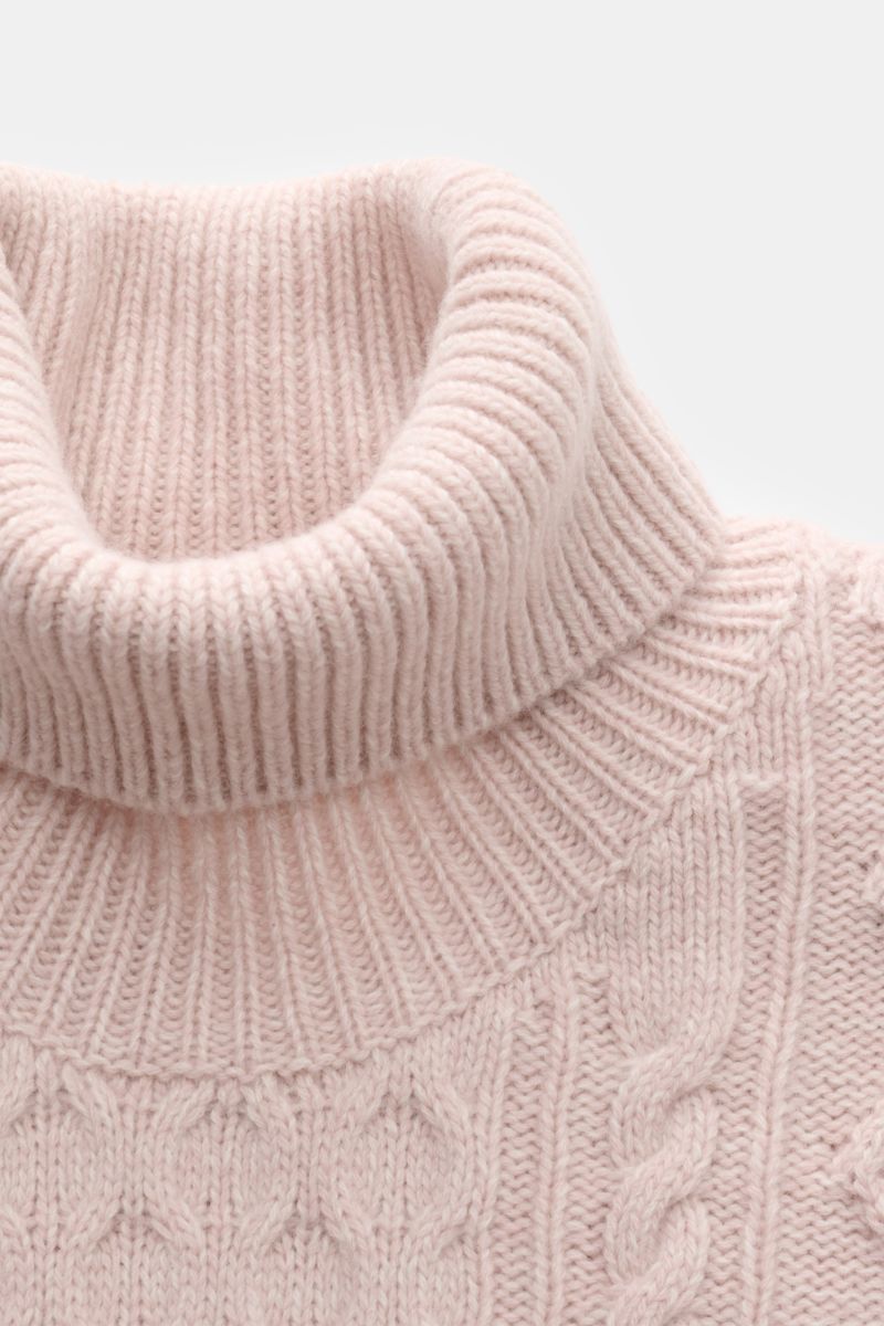 04651/ A trip in a bag Rollkragenpullover 'Mouline Cable Turtle' altrosa meliert, Nahaufnahme aus schräger Perspektive mit voluminösem Zopfstrick, weichem Woll-Cashmere-Mix und Rippbund.