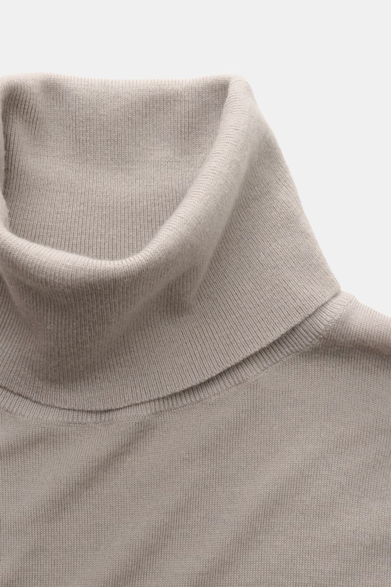Close-up front view of Kiefermann Merino Feinstrick-Rollkragenpullover 'Theor' hellgrau, a light gray slim fit turtleneck sweater in fine merino wool with soft texture and narrow ribbed cuffs. Kompromisslos stilvoll: Der Rollkragenpullover 'Theor' von 