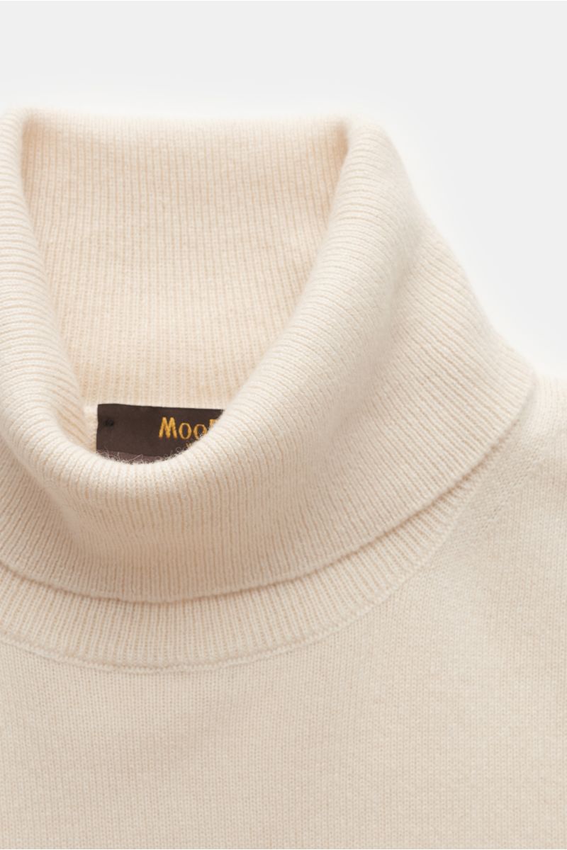 Close-up front view of Moorer Turtleneck jumper 'Todi' cream, featuring a slim fit, fine knit cashmere and silk blend material with soft feel, close-fitting turtleneck, and flexible ribbed bands.