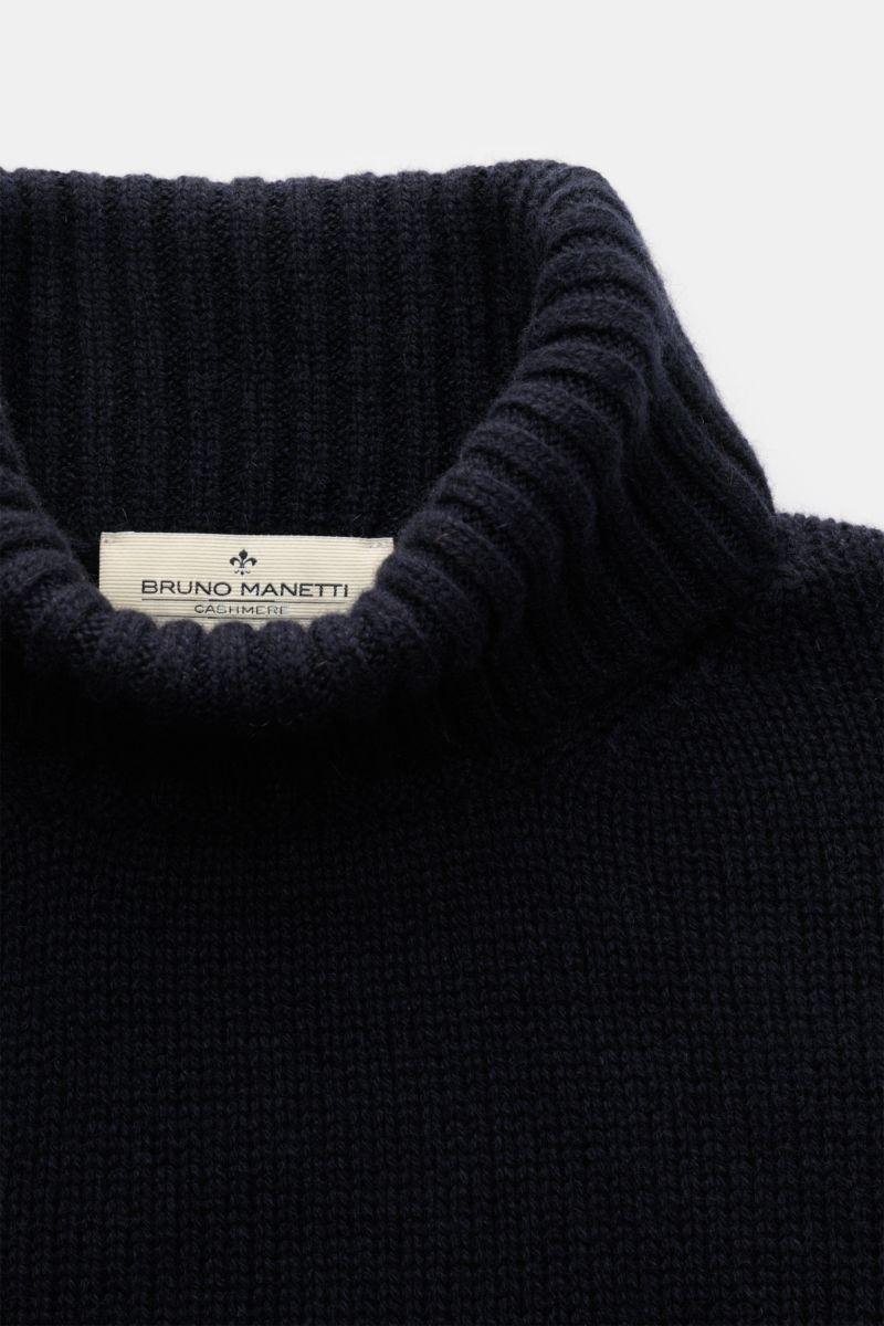 Close-up front view of the Bruno Manetti Cashmere Rollkragenpullover dark navy showing the ribbed turtleneck collar and knit texture. Zeitloses Winter-Essential: Der edle Rollkragenpullover von BRUNO MANETTI hält mit seinem angenehmen Material aus 100%