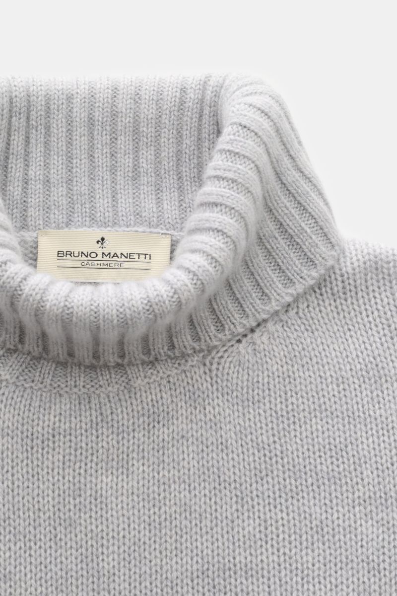 Close-up front view of the Bruno Manetti Cashmere Rollkragenpullover hellgrau meliert, showing the soft, medium-fine knit fabric and ribbed turtleneck collar. Zeitloses Winter-Essential: Der edle Rollkragenpullover von BRUNO MANETTI hält mit seinem ang