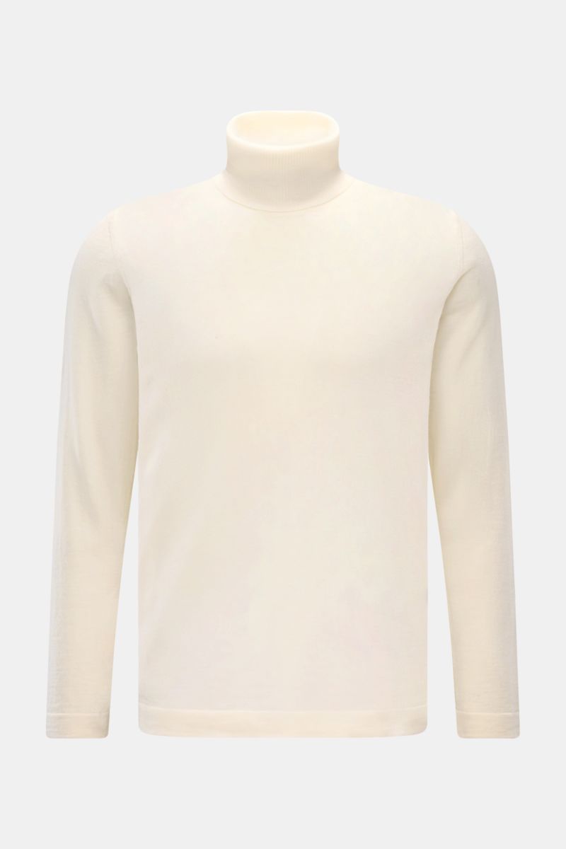 Front view of the 04651/ A trip in a bag Merino Rollkragenpullover creme, a slim fit cream turtleneck sweater made of pure merino wool with a soft feel, fine knit texture, ribbed turtleneck, and short side slits. 

Zeitloser Komfort für coole Layerings