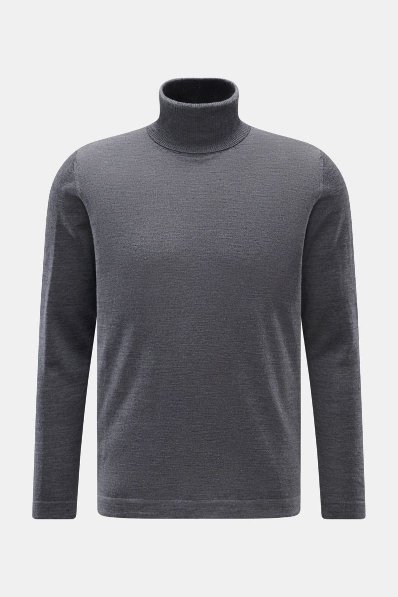 Front view of 04651/ A trip in a bag Merino Rollkragenpullover grau meliert, a slim-fit grey melange turtleneck sweater in soft pure merino wool with fine knit, ribbed collar, and short hem slits. 

Zeitloser Komfort für coole Layerings: Der Rollkragen