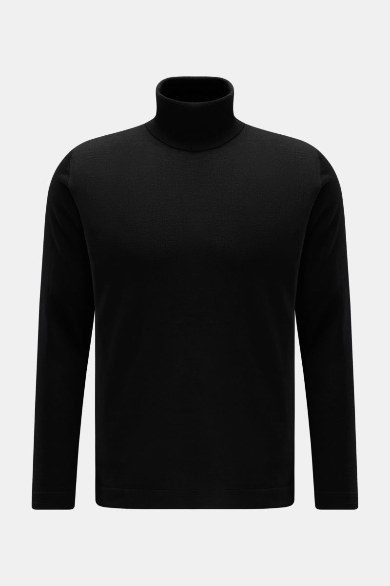 Front view of 04651/ A trip in a bag Merino Rollkragenpullover schwarz, a black slim fit turtleneck sweater made of pure merino wool with soft feel, fine knit, ribbed collar, and short hem slits, timeless comfort for cool layering, ideal for suits and eve