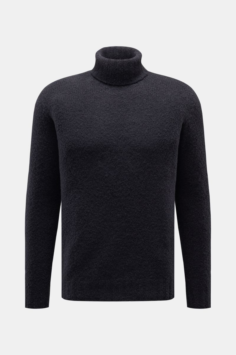 Front view of 04651/ A trip in a bag Rollkragenpullover 'Chunky Turtle' navy, a slim fit, soft, voluminous knit turtleneck sweater.

Edles Winter-Essential: Der legere 'Chunky Turtle' Rollkragenpullover von 04651/ A TRIP IN A BAG wird mit seinem zeitlo
