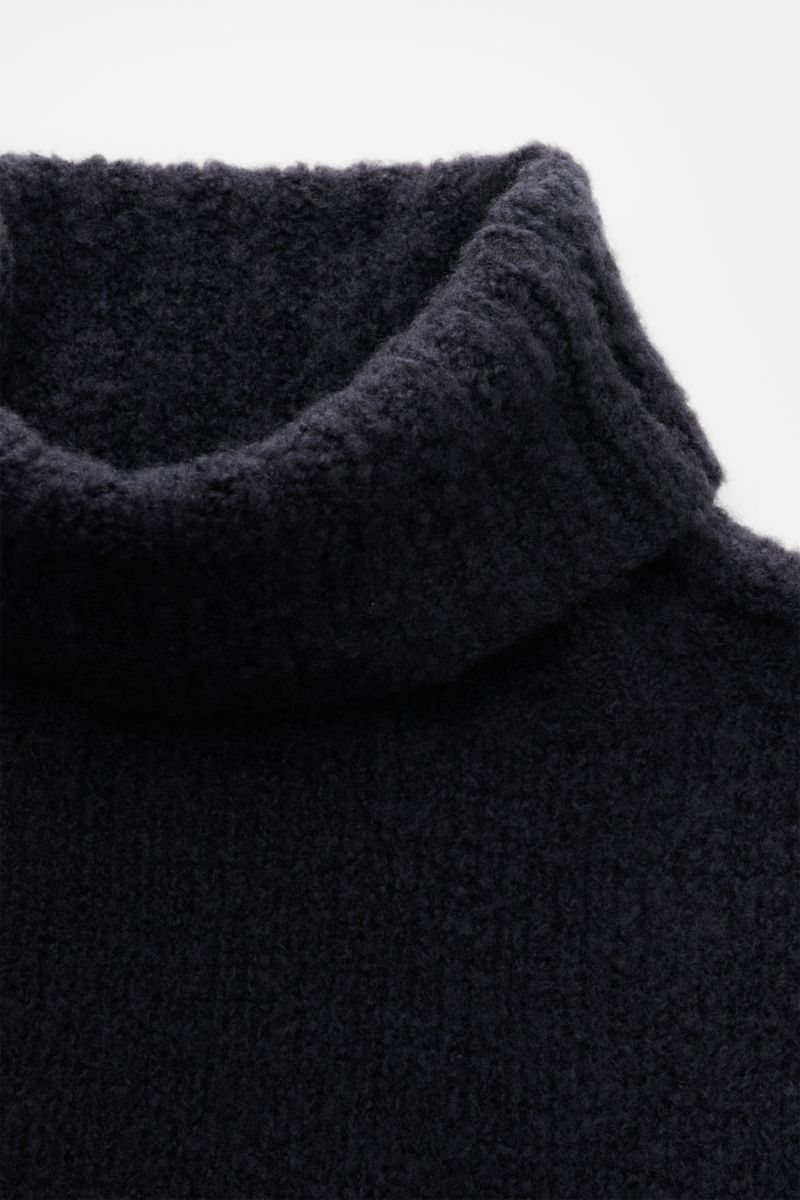 Close-up front top view of the navy 04651/ A trip in a bag Rollkragenpullover 'Chunky Turtle' with thick knit and soft texture.

Description: Edles Winter-Essential: Der legere 'Chunky Turtle' Rollkragenpullover von 04651/ A TRIP IN A BAG wird mit sein