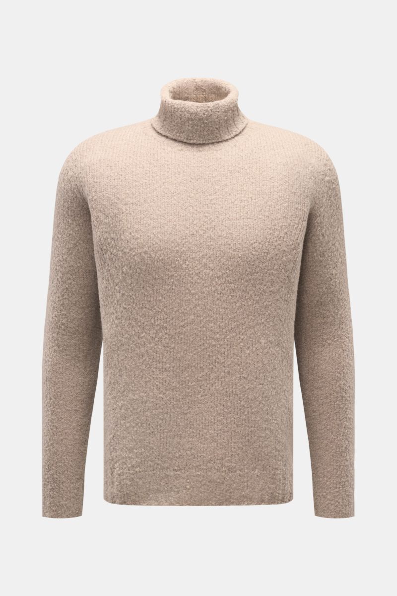 Front view of the 04651/ A trip in a bag Rollkragenpullover 'Chunky Turtle' beige, a slim fit turtleneck sweater with voluminous knit, soft texture, ribbed cuffs, made from a mix of virgin wool and microfiber, perfect as an elegant winter essential. 

