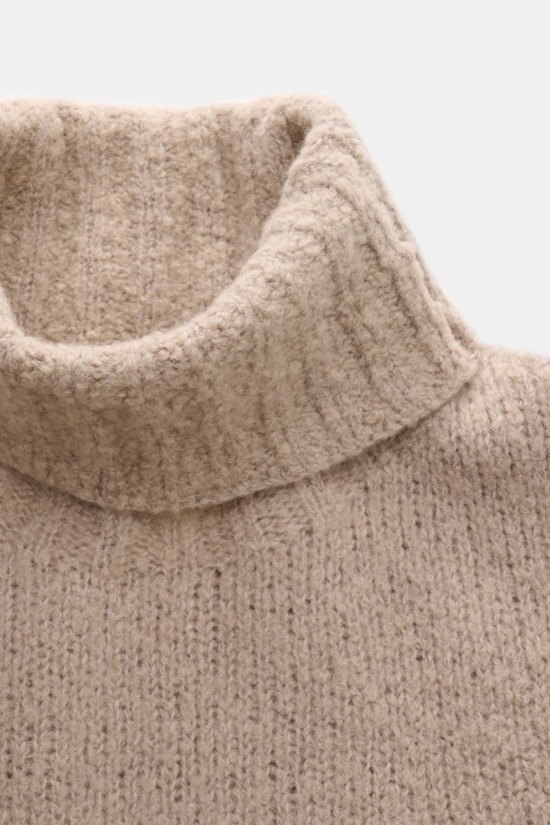 Close-up front view of 04651/ A trip in a bag Rollkragenpullover 'Chunky Turtle' beige, a slim fit turtleneck sweater with voluminous knit, soft touch, ribbed cuffs, made of wool and microfiber.

Edles Winter-Essential: Der legere 'Chunky Turtle' Rollk