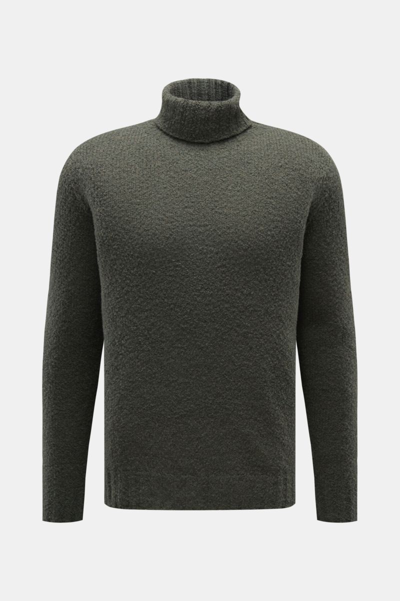 Front view of the 04651/ A trip in a bag Rollkragenpullover 'Chunky Turtle' dunkelgrün, a dark green slim fit turtleneck sweater with voluminous knit, soft texture, ribbed cuffs, made from virgin wool and high-quality microfiber, a stylish winter essentia