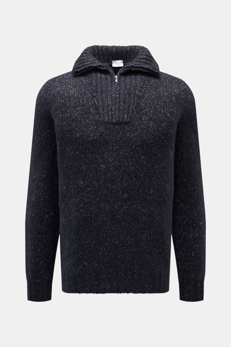 Front view of 04651/ A trip in a bag Troyer 'Chunky Quarter Zip' navy meliert with Troyer collar and zipper, made of soft wool and microfiber blend, regular fit, flexible rib cuffs. Zeitloses Winter-Essential: Der Troyer von 04651/ A TRIP IN A BAG überzeu