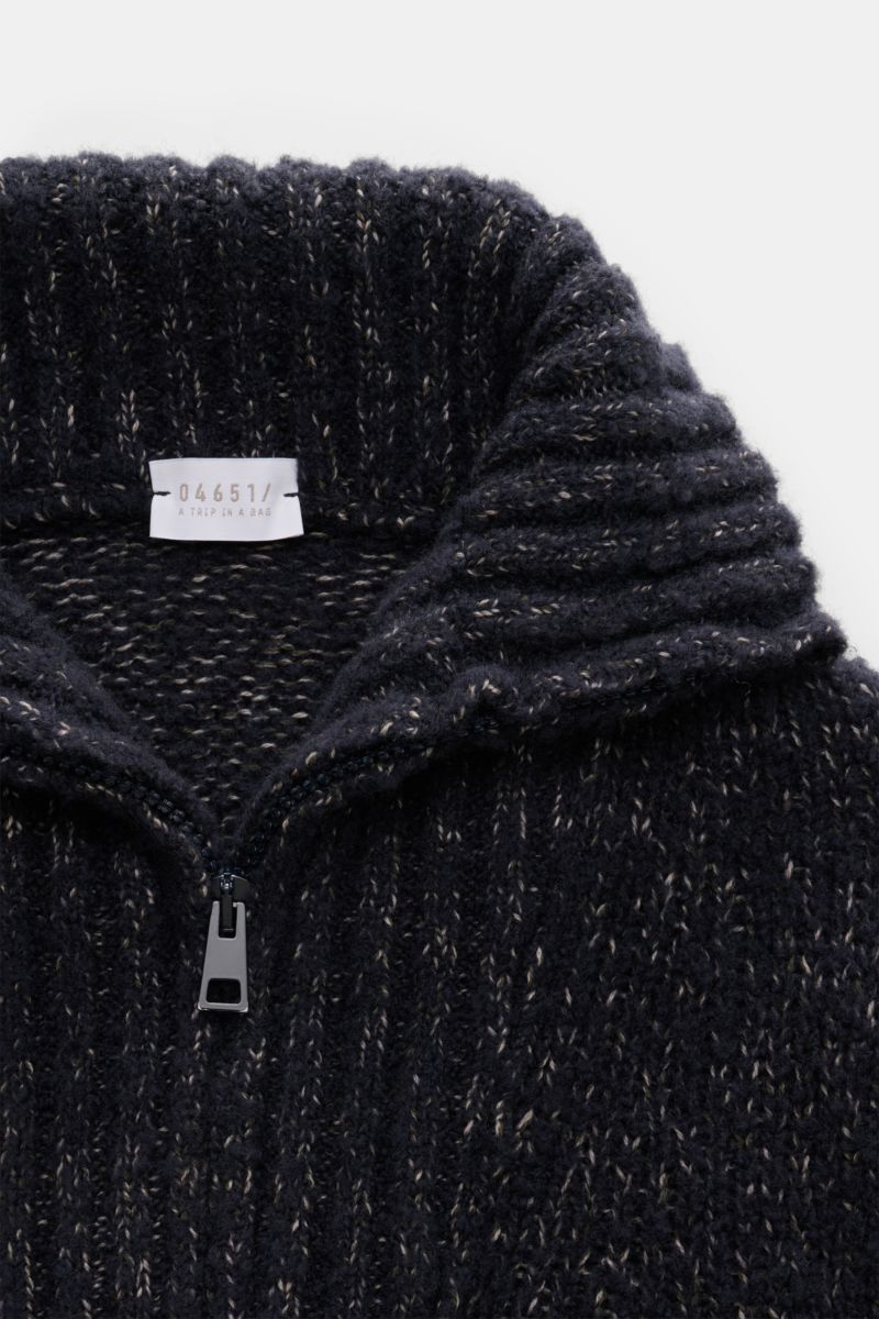 Close-up front view of the 04651/ A trip in a bag Troyer 'Chunky Quarter Zip' navy meliert sweater showing ribbed zipper collar and textured knit fabric. Zeitloses Winter-Essential: Der Troyer von 04651/ A TRIP IN A BAG überzeugt mit seinem wärmenden, 