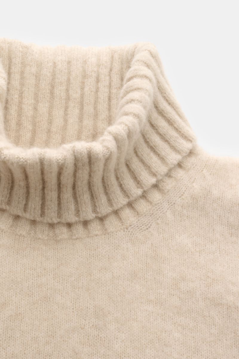 Piacenza 1733 Rollkragenpullover sand in Nahaufnahme von oben, mittelfeines Strickbild, weicher Griff, Slim Fit, Rollkragen, Rippbündchen, Cashmere-Mix.