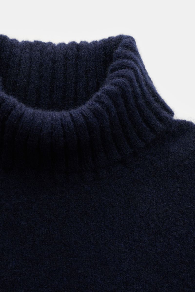 Nahaufnahme des Piacenza 1733 Rollkragenpullover navy, fotografiert von oben, zeigt weichen, mittelfeinen Strick aus Cashmere, Seide und Microfaser mit komfortablem Rollkragen und Rippbündchen.