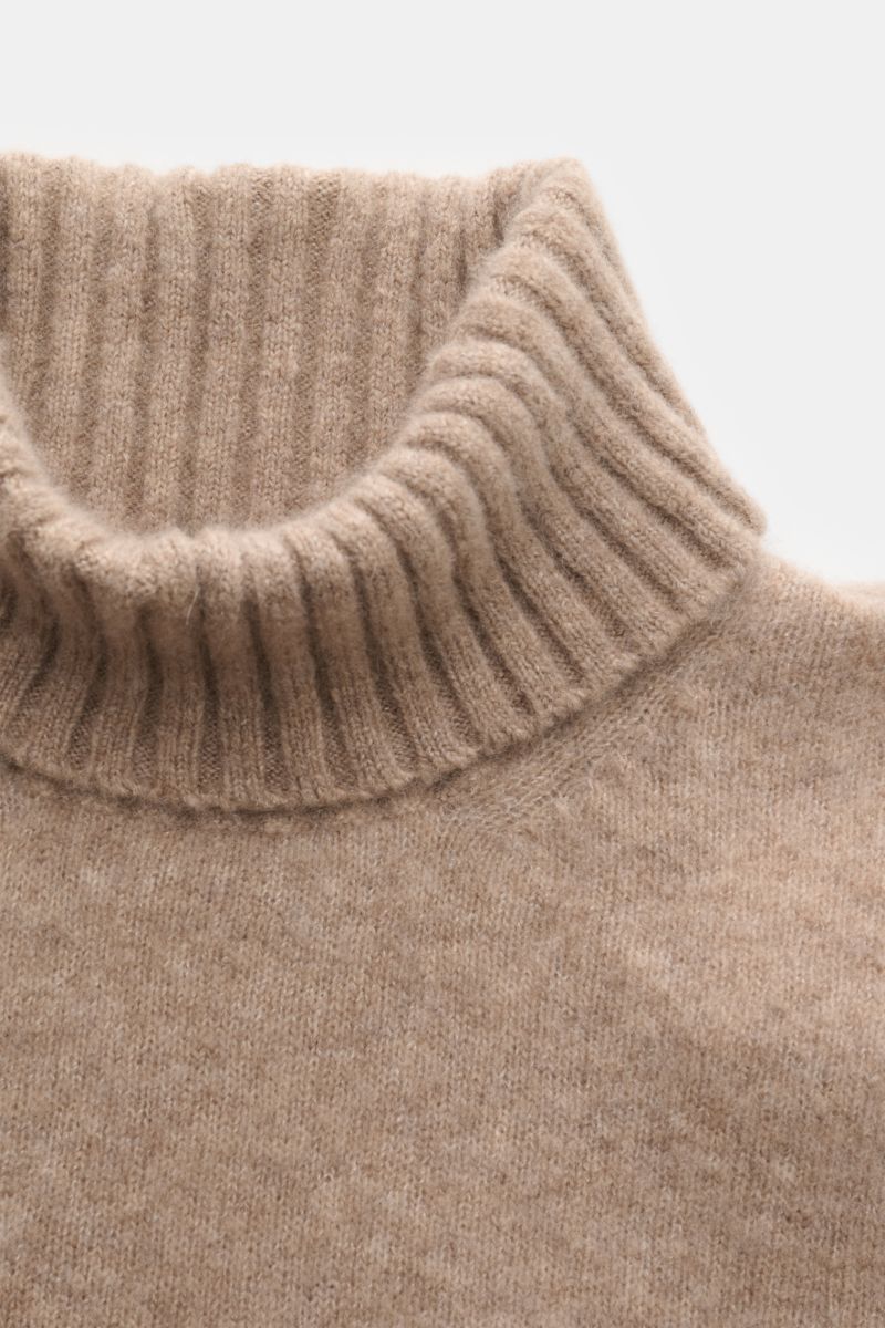 Nahaufnahme des beigen Piacenza 1733 Rollkragenpullovers aus Cashmere, Seide und Microfaser, weicher Griff, mittelfeines Strickbild, Slim Fit, Rollkragen, Rippbündchen, von schräg oben fotografiert.