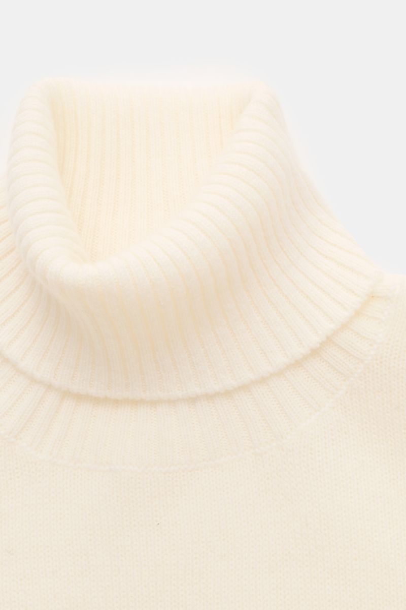 04651/ A trip in a bag Cashmere Rollkragenpullover creme, Nahaufnahme von oben, weicher Griff, feines Strickbild, Regular Fit, Rollkragen und Rippbündchen.