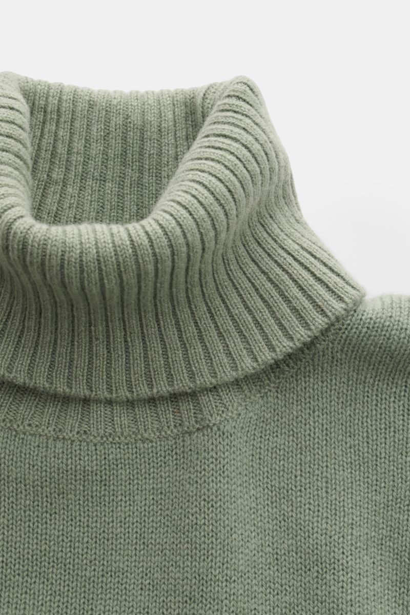 Close-up front view of the 04651/ A trip in a bag Cashmere turtleneck jumper sage, showcasing its rib knit turtleneck and fine knit texture.

Description:
A timeless classic for the colder months: With its comfortable material made of pure cashmere, th