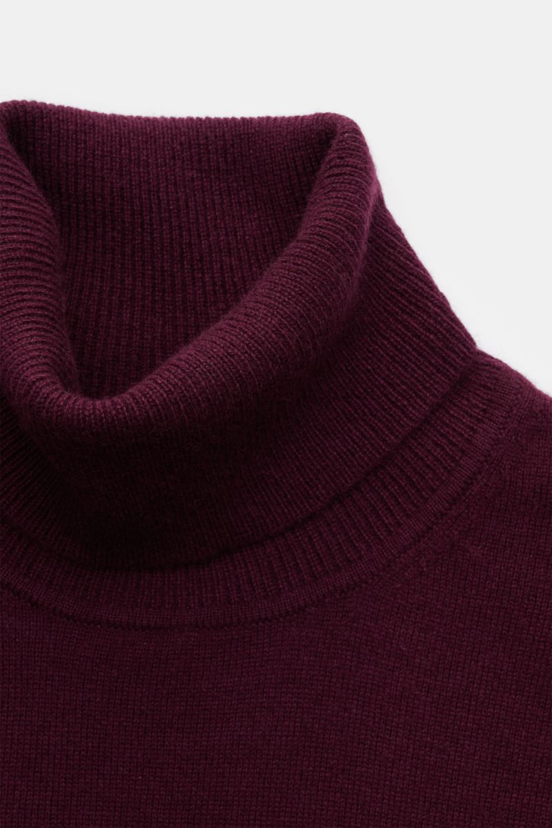 Nahaufnahme des von Braun Cashmere Rollkragenpullovers bordeaux aus feinem, weich gestricktem Cashmere mit anliegendem Rollkragen und Rippbündchen, Slim Fit.