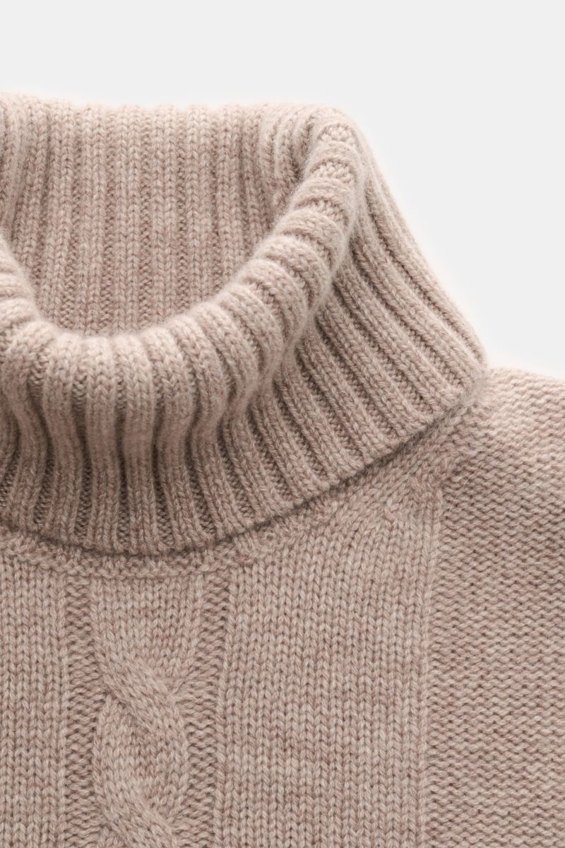 Nahaufnahme des von Braun Cashmere Rollkragenpullovers beige, Slim Fit mit anliegendem Rollkragen, Links- und Zopfstrickmuster.