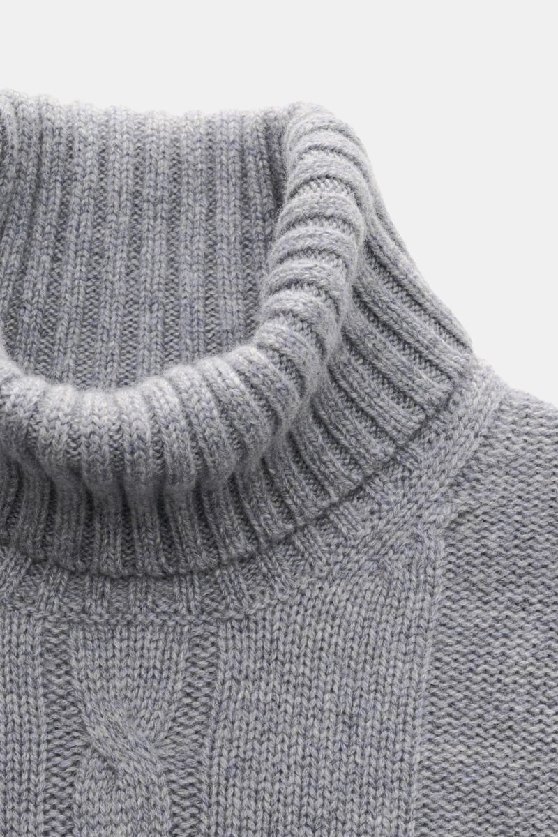Nahaufnahme von von Braun Cashmere Rollkragenpullover grau, Slim Fit mit anliegendem Rollkragen, weichem Cashmere, Links- und Zopfstrickmuster.