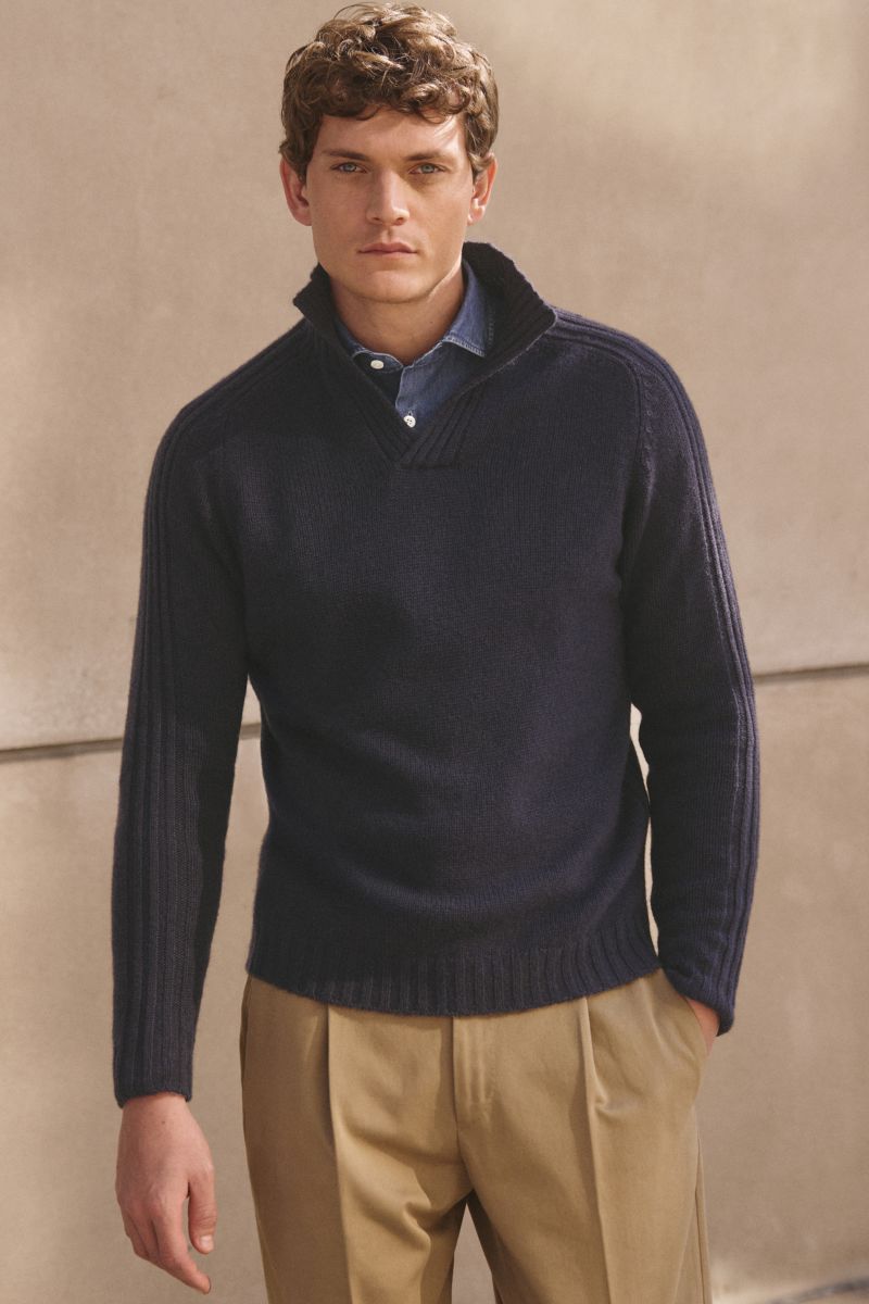 Junger Mann frontal fotografiert trägt den von Braun Cashmere Troyer navy mit Stehkragen, Rippstrick und regular fit, reiner Cashmere.