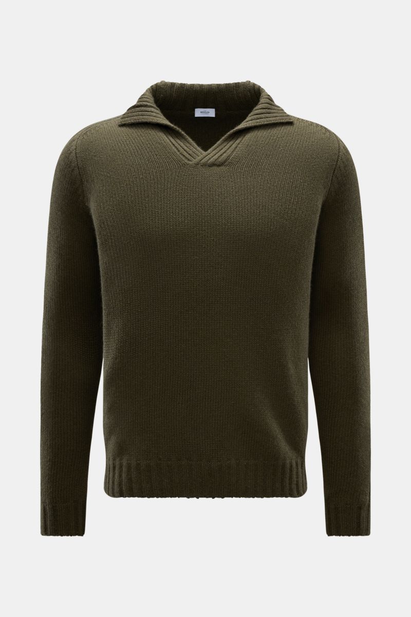 Front view of von Braun Cashmere half-zip jumper dark olive with standing collar, sporty rib-knit details, and medium-fine pure cashmere knit.

Description:  
Sophisticated essential with sporty rib-knit details: With its luxurious cashmere fabric f