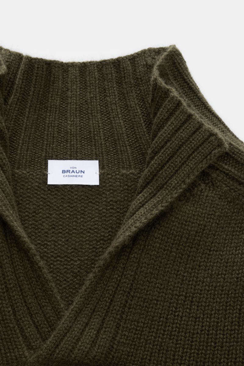 Close-up front view of von Braun Cashmere half-zip jumper dark olive, showing the sporty rib-knit collar and medium-fine knit texture.

Description: Sophisticated essential with sporty rib-knit details: With its luxurious cashmere fabric from Inner Mong