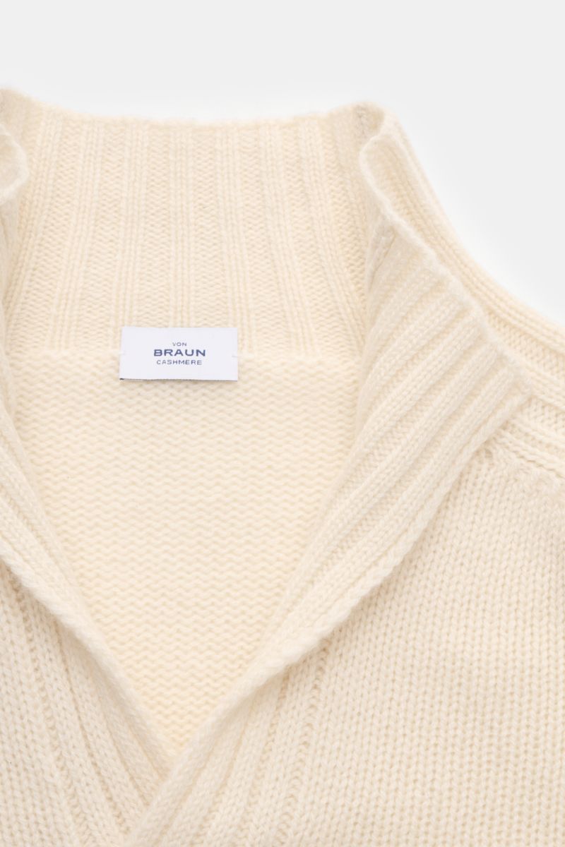 Nahaufnahme von von Braun Cashmere Troyer creme, stehend fotografiert, mit sportiven Rippstrick-Details, Stehkragen und weichem, mittelfeinem Strick.