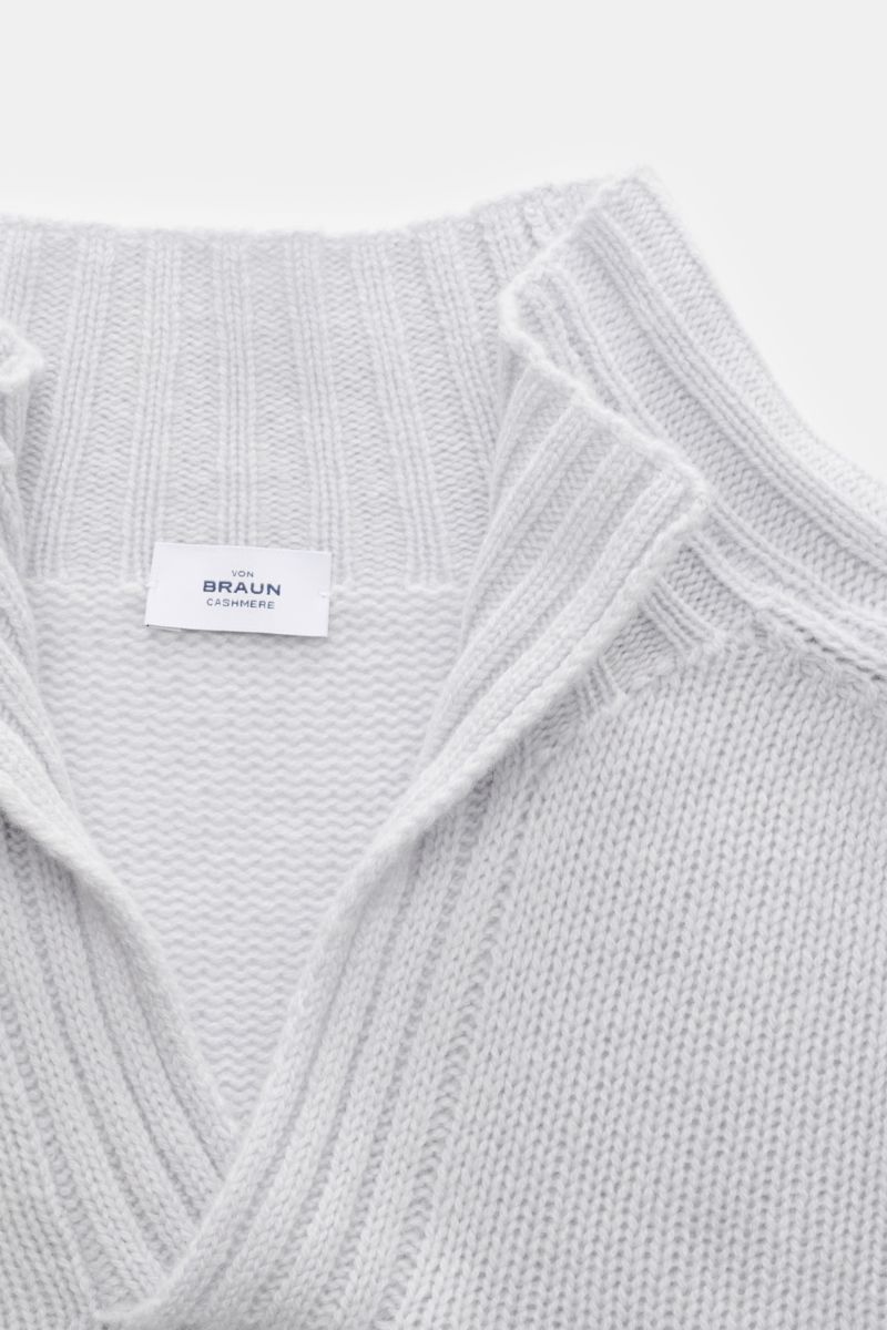 Nahaufnahme des von Braun Cashmere Troyer hellgrau mit Stehkragen, offener Kragenleiste und sportiven Rippstrick-Details aus weichem Cashmere.
