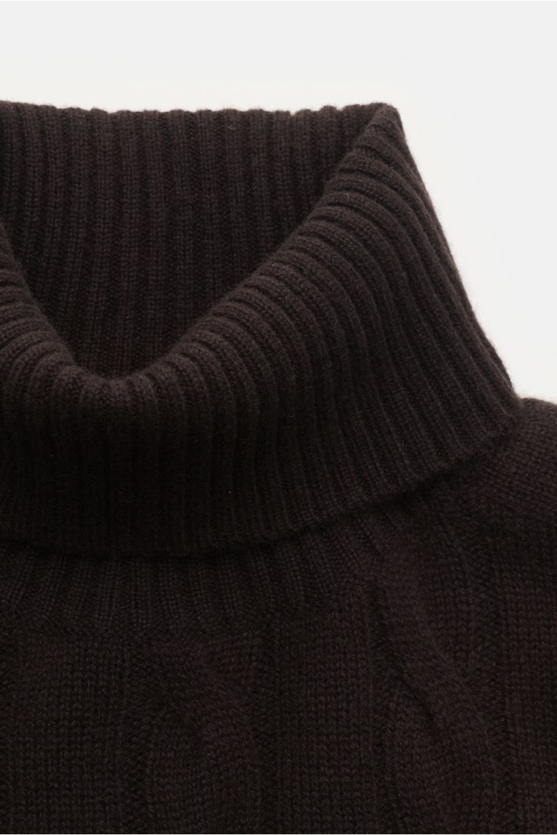 Nahaufnahme von von Braun Cashmere Rollkragenpullover dunkelbraun, softer Zopfstrick, anliegender Rollkragen, flexible Rippbündchen, Regular Fit.