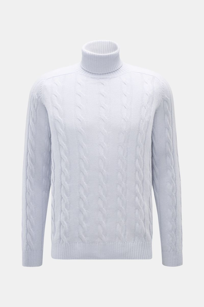 von Braun Cashmere Rollkragenpullover pastellblau, frontal fotografiert, mit klassischem Zopfstrickmuster, Regular Fit, anliegendem Rollkragen, flexiblen Rippbündchen, aus sehr weichem, reinem Cashmere aus der inneren Mongolei.