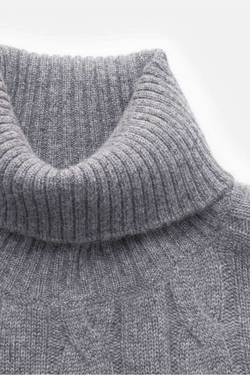 Von oben fotografierter von Braun Cashmere Rollkragenpullover grau meliert mit zeitlosem Zopfstrickmuster, weichem Griff und flexiblem Rippbündchen.