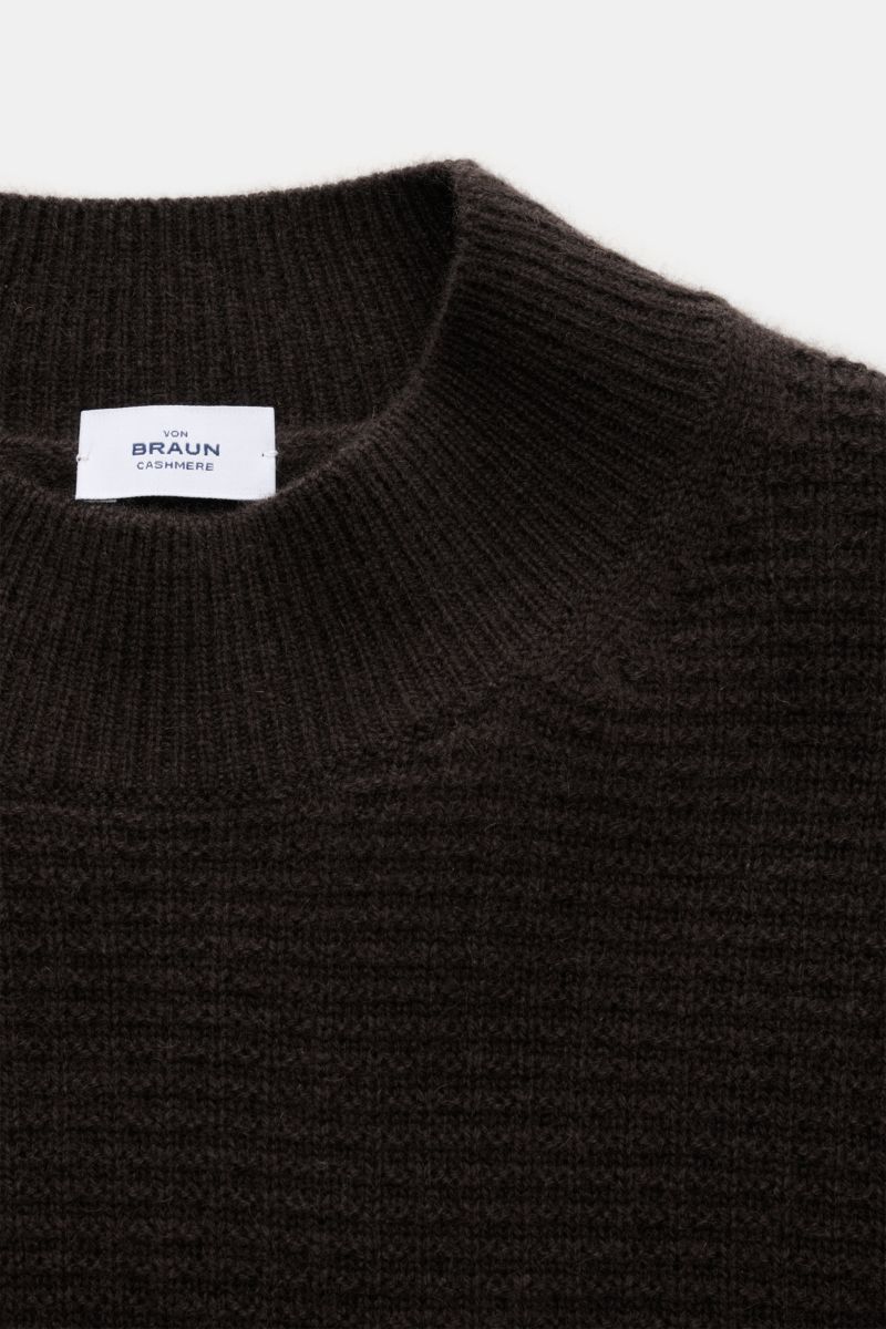 Nahaufnahme des von Braun Cashmere Mock Neck Pullovers dunkelbraun mit edlem Strukturstrick und Ripp-Mock Neck, aus reinem mongolischem Cashmere.