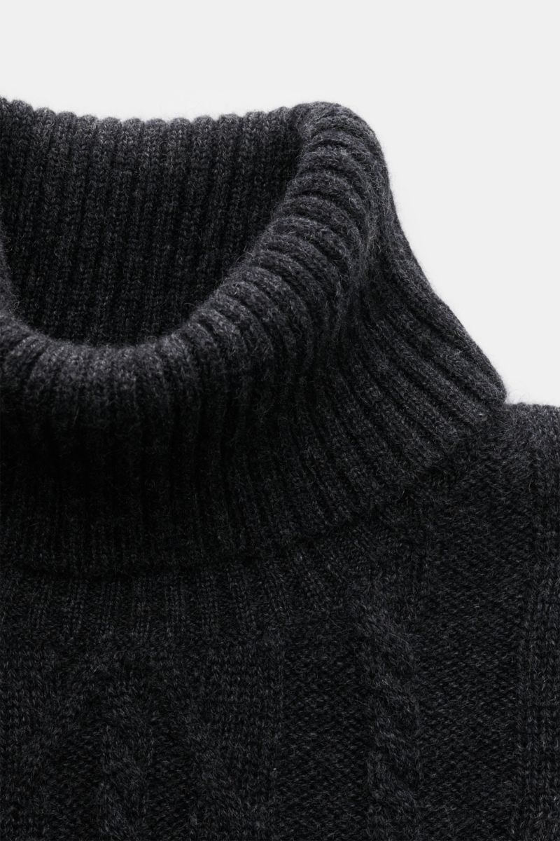 von Braun Cashmere Rollkragenpullover dunkelgrau meliert, Nahaufnahme von oben, edler Slim Fit mit Zopfstrickmuster, weicher reiner Cashmere