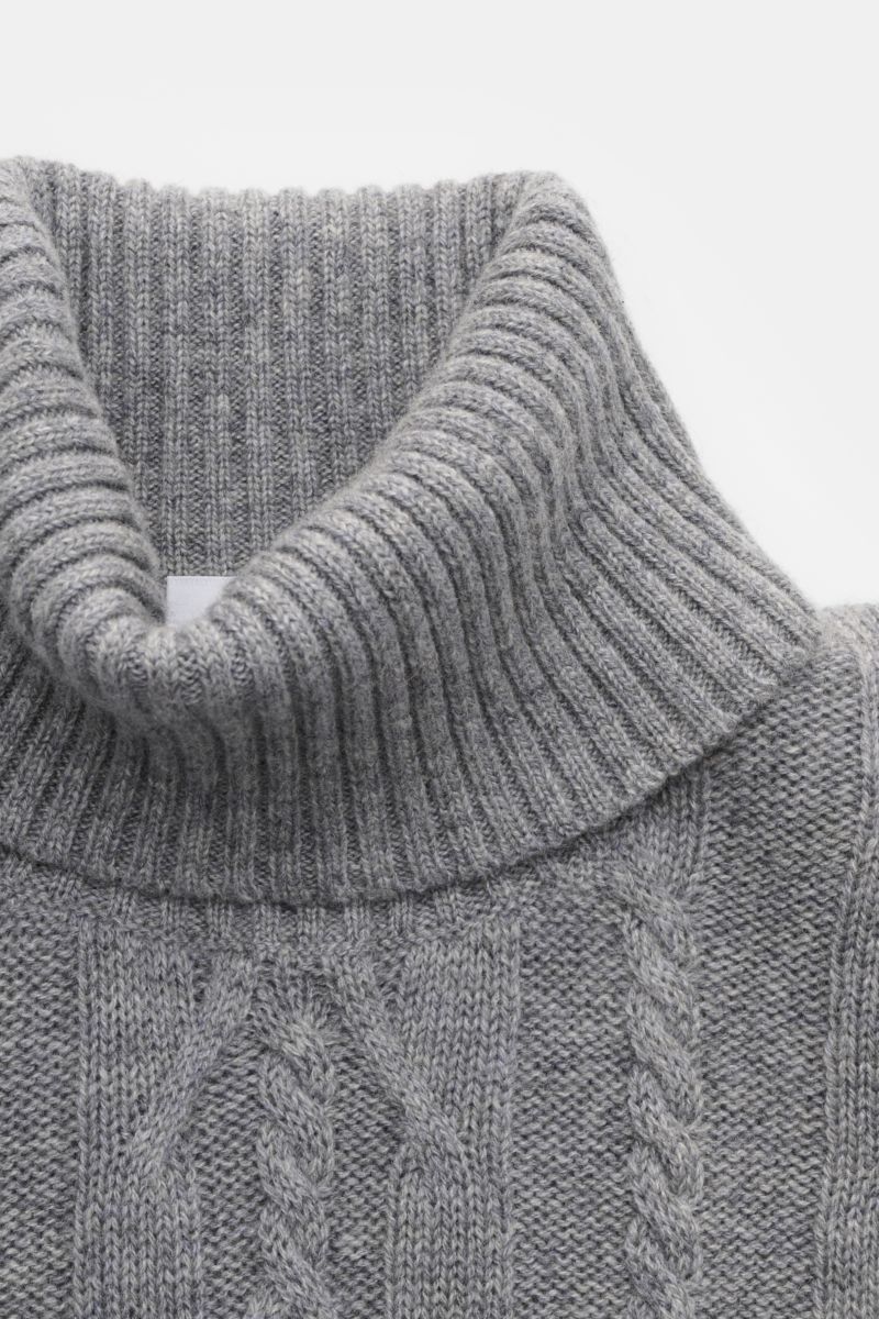 Nahaufnahme von von Braun Cashmere Rollkragenpullover grau meliert mit anliegendem Rollkragen und zeitlosem Zopfstrickmuster aus weichem, reinem Cashmere.