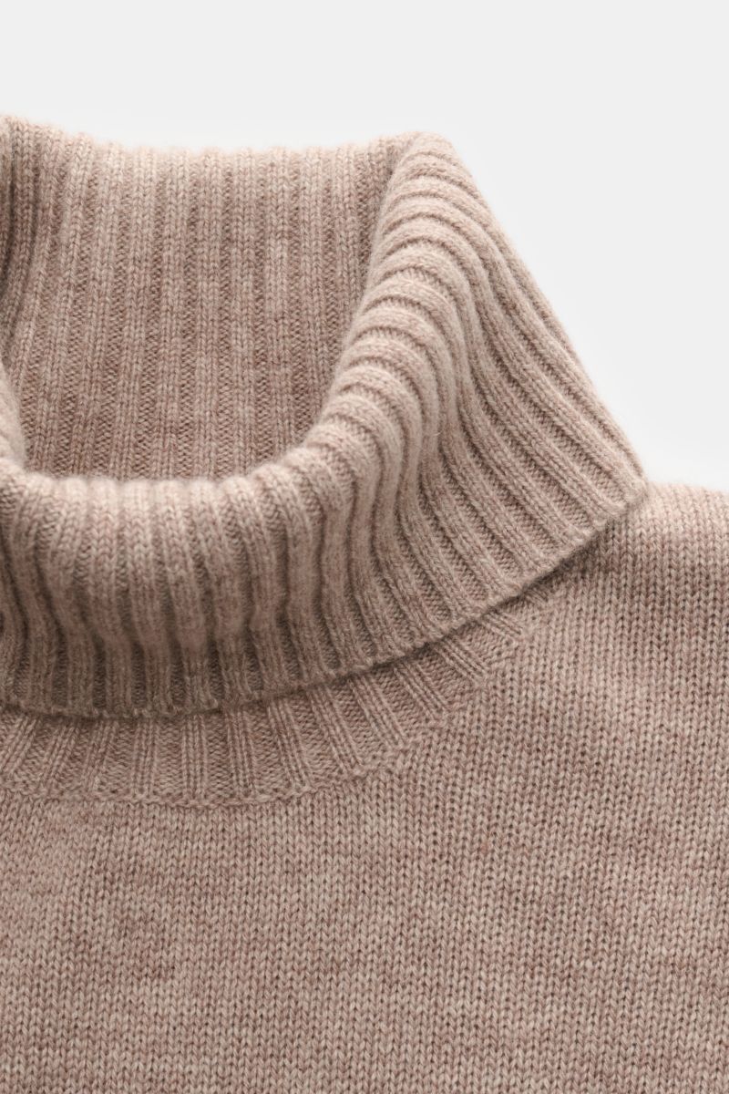 Nahaufnahme des von Braun Cashmere Rollkragenpullovers beige meliert, mit mittelfeinem Strickbild, anliegendem Rollkragen und weichem Griff, von oben fotografiert.