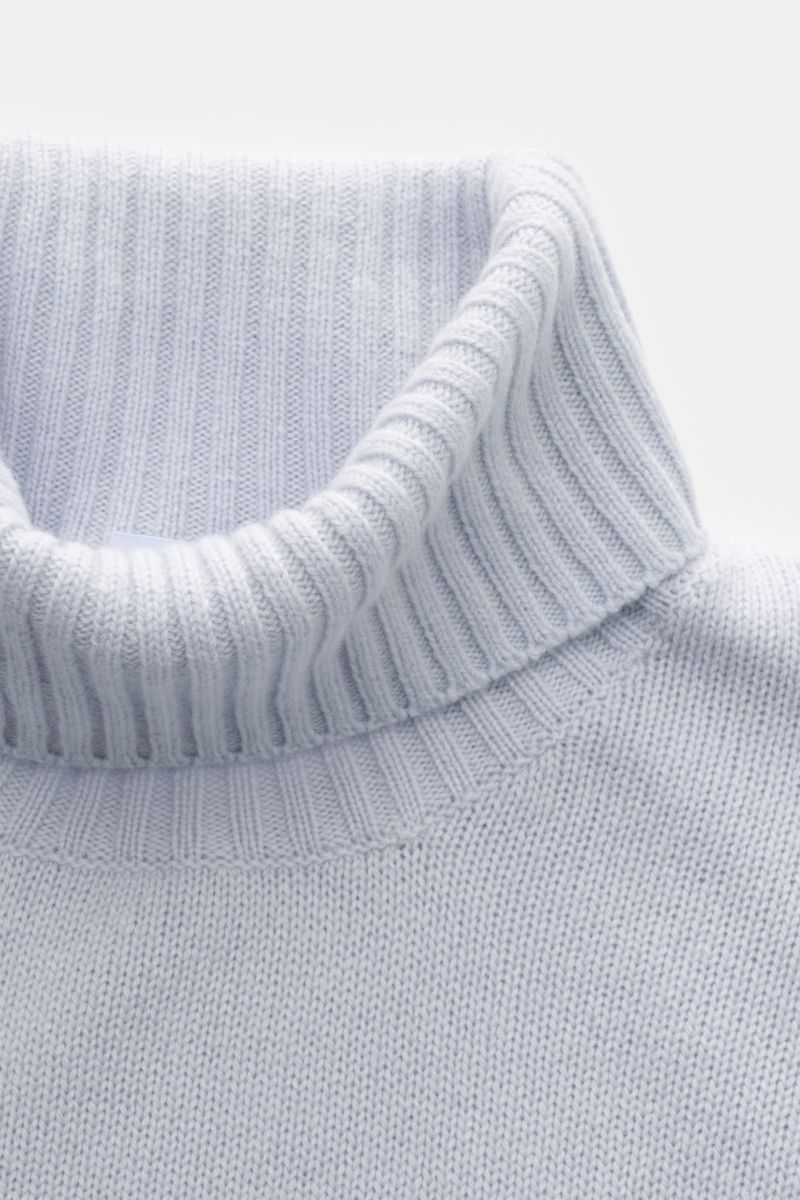 Close-up front view of von Braun Cashmere turtleneck jumper light blue, showcasing the soft, medium-fine knit and ribbed collar.

Description: Elegant everyday piece: Premium cashmere from Inner Mongolia gives this luxurious VON BRAUN turtleneck jumper