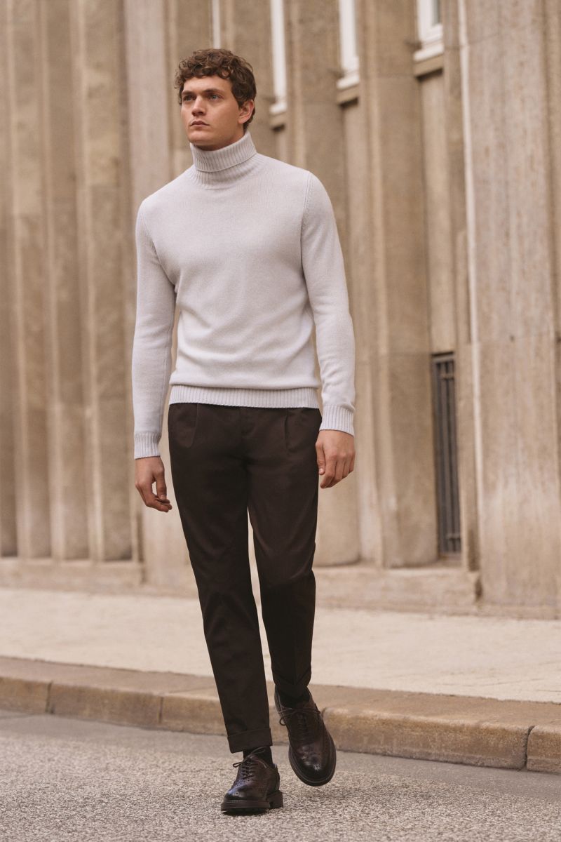 Mann frontal fotografiert trägt von Braun Cashmere Rollkragenpullover hellgrau aus reiner Mongolei-Cashmere, Regular Fit, weicher Griff, Rippbündchen.