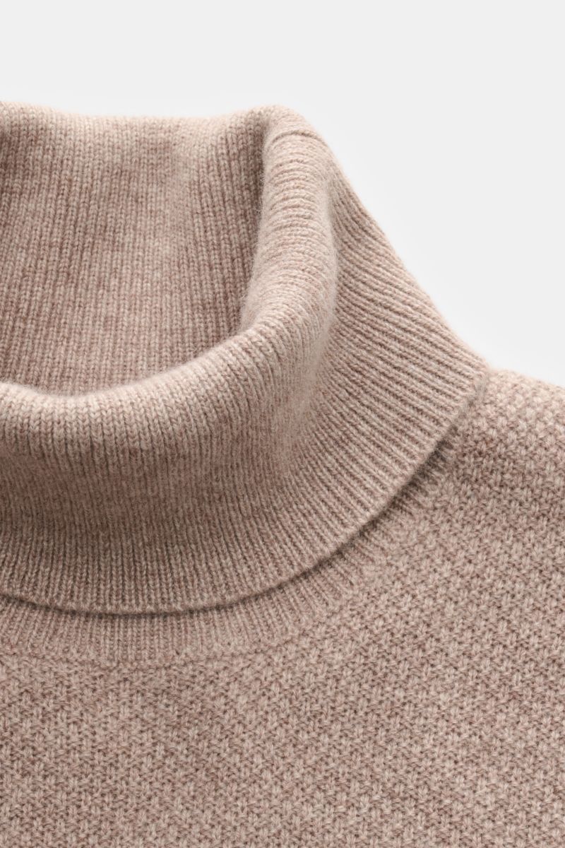 Nahaufnahme des von Braun Cashmere Rollkragenpullovers beige meliert aus reinem mongolischem Cashmere, mittelfeiner Strukturstrick, Slim Fit, Rollkragen und Rippbündchen, frontal fotografiert.