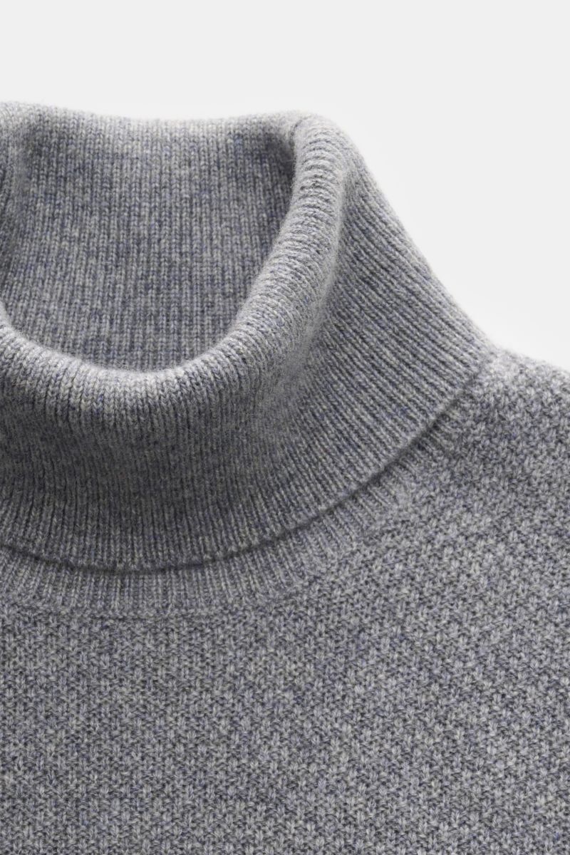 Nahaufnahme des von Braun Cashmere Rollkragenpullovers grau meliert mit edlem Strukturstrick, mittelfeinem Strickbild und weichem Griff.