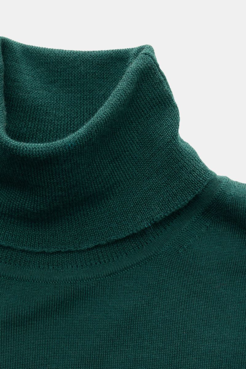 Close-up front view of von Braun Merino turtleneck jumper dark green showing the very fine knit and close-fitting turtleneck collar.

This incredibly fine knit VON BRAUN jumper in merino wool is a timeless classic for stylish, elegant looks.

