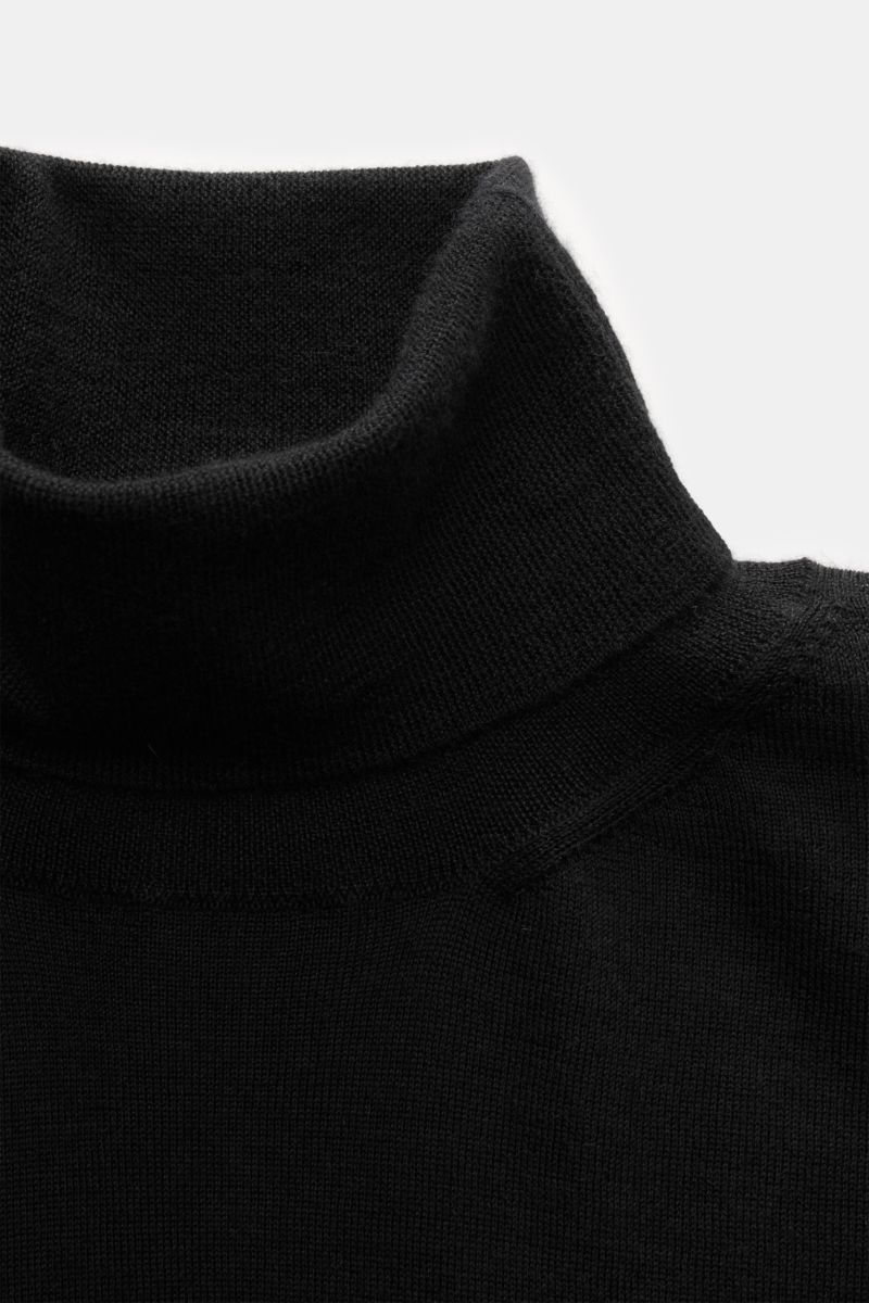 Colombo Feinstrick-Rollkragenpullover schwarz, Detailfoto von oben, feiner Cashmere-Seiden-Mix, weicher Griff, Regular Fit, flexible Rippbündchen.