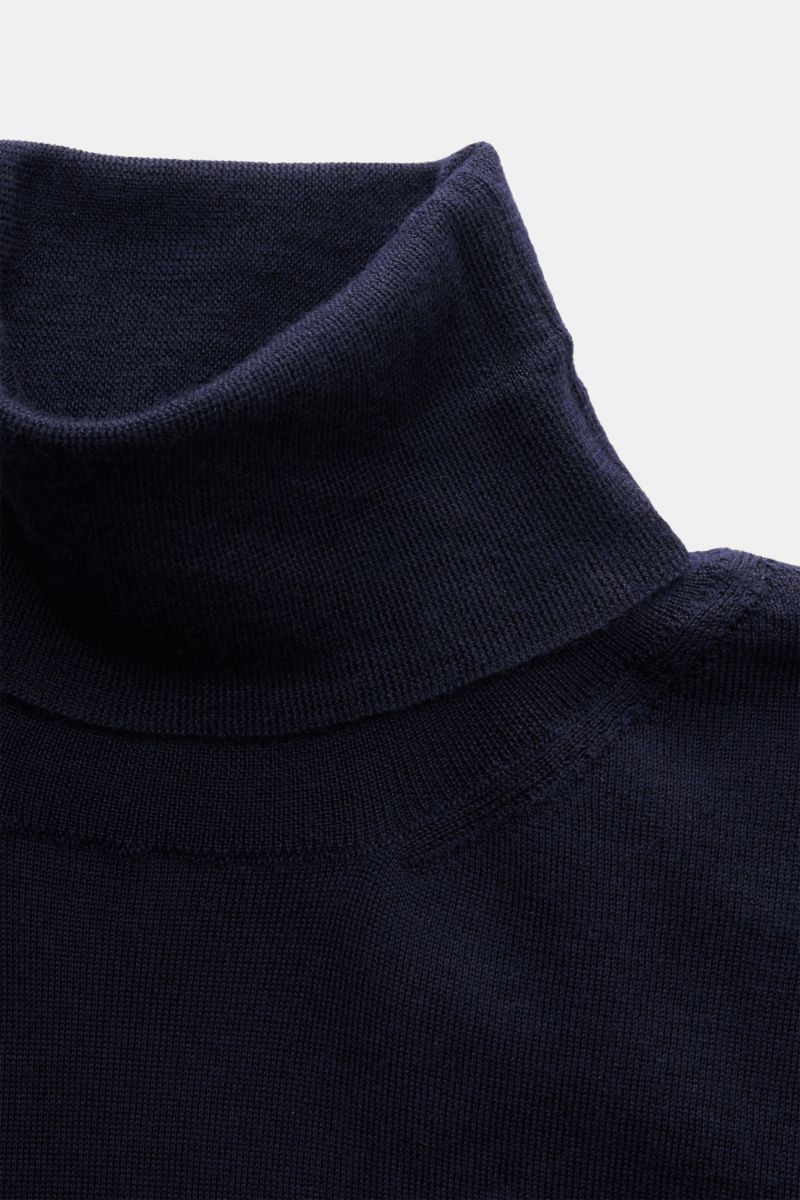 Colombo Feinstrick-Rollkragenpullover navy in Nahaufnahme von schräg oben, feiner Cashmere-Seiden-Mix, Regular Fit, weicher Griff, flexible Rippbündchen.
